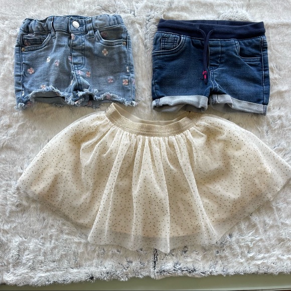 Bundle of 2 Shorts  and 1 Skirt for a 3T old Girl - Picture 1 of 13